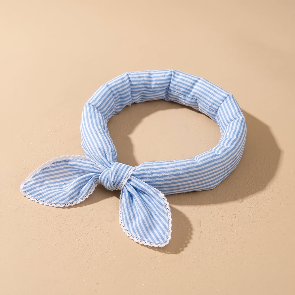 Bandana rafraîchissant rayé bleu et blanc, légèrement humide, posé à plat